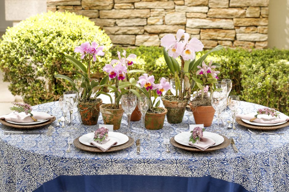 mesa posta com toalha estampada