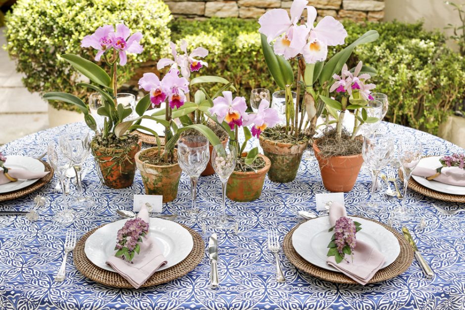 mesa posta com toalha estampada