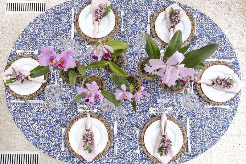 mesa posta com toalha estampada azul