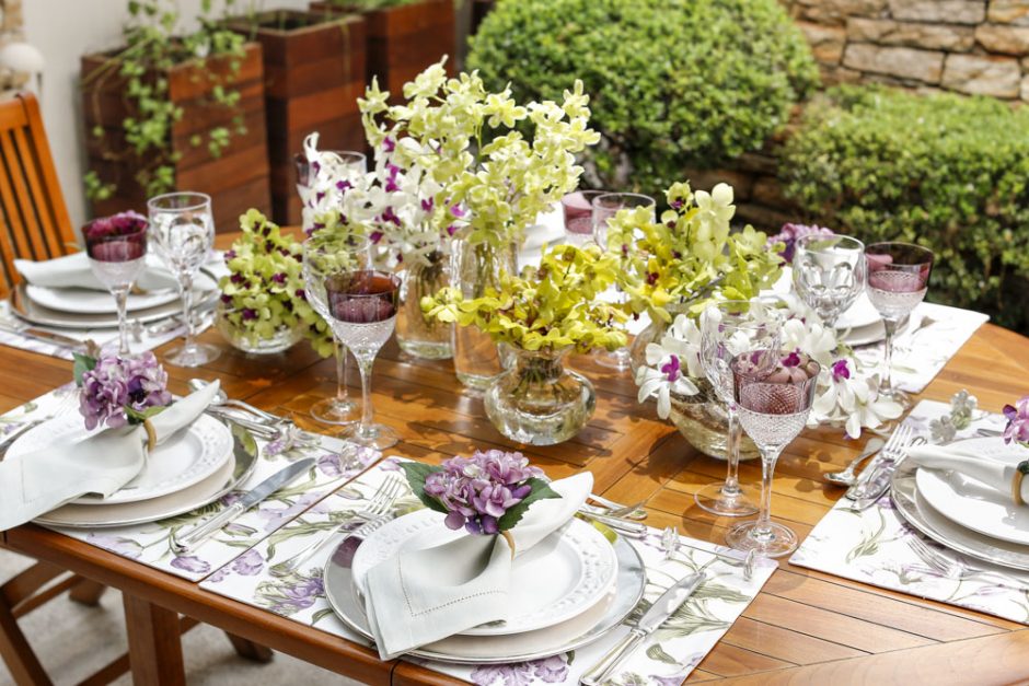 mesa no jardim com orquídeas