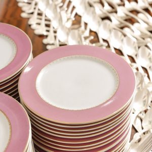 pratos de sobremesa com rosa e dourado
