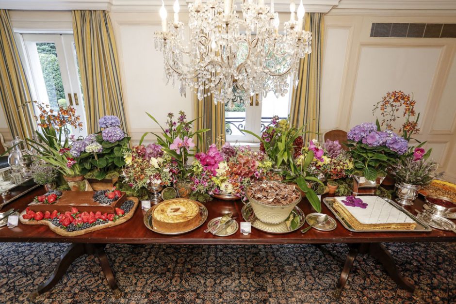 mesa de festa de aniversario com flores