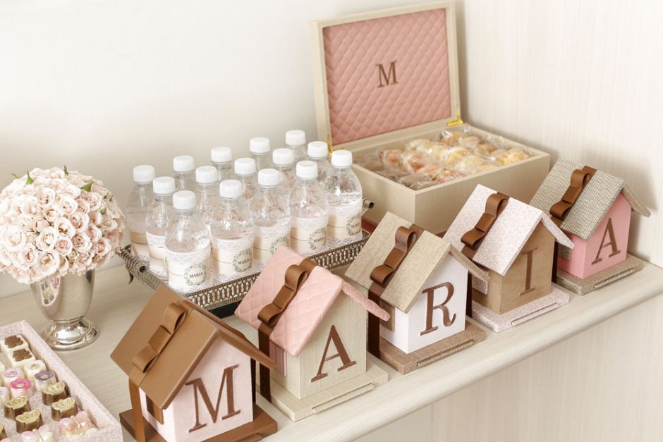 maternidade decorada em rosa e creme