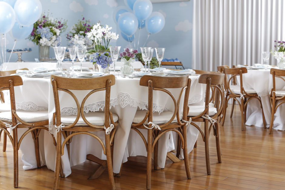 cadeiras de madeira artemobi na festa de batizado