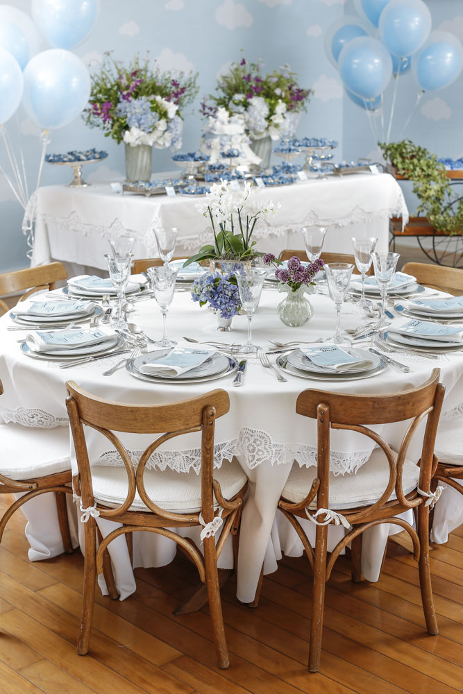 batizado em azul claro, branco e lavanda