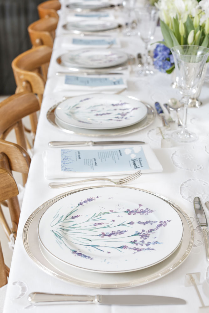 batizado em azul claro, branco e lavanda