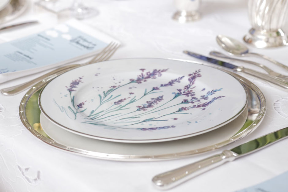 pratos com pintura de lavanda