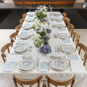 mesa posta para batizado com tons de azul lavanda e branco