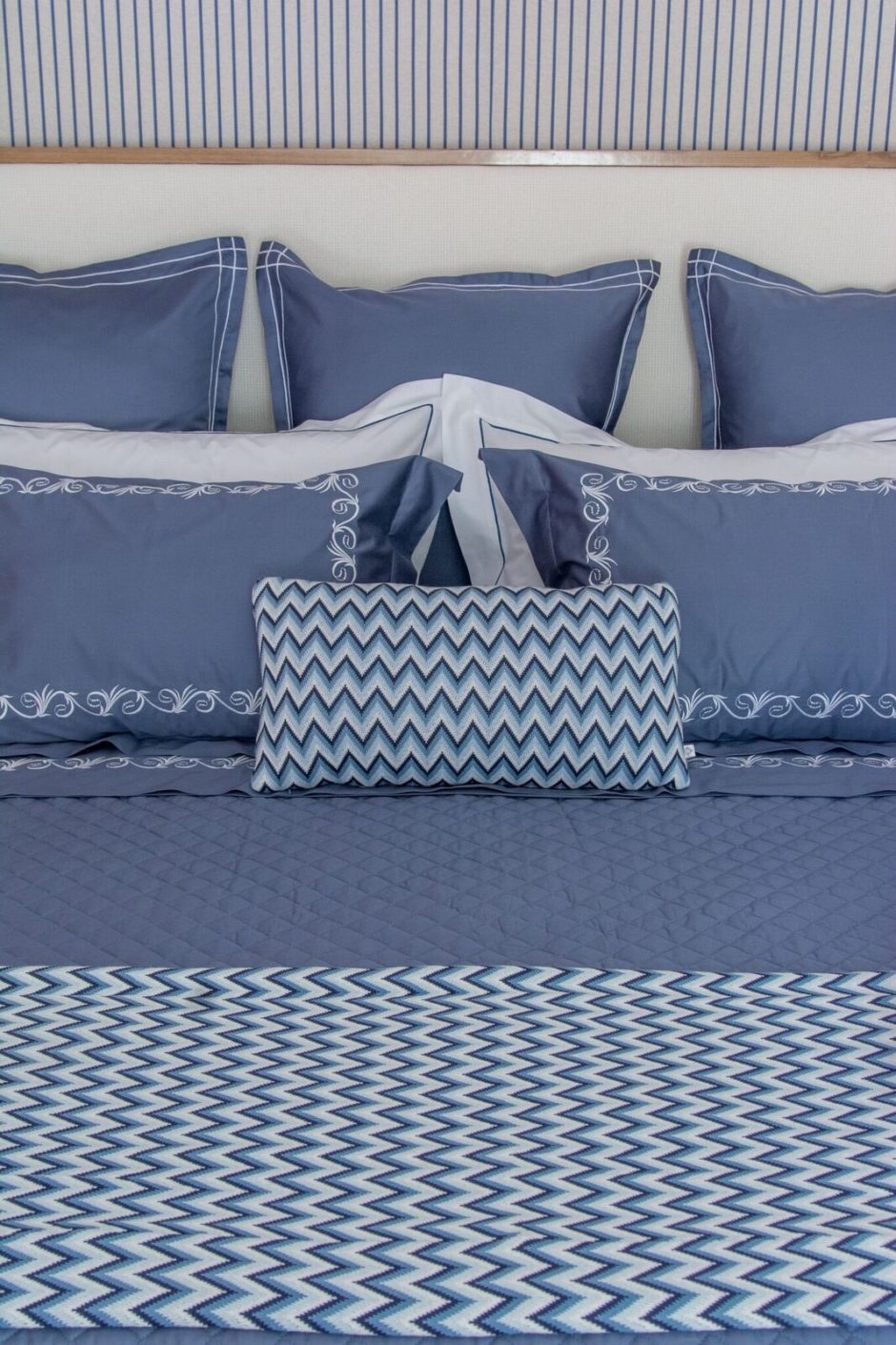 roupa de cama azul e branca da loja de enxoval valencien