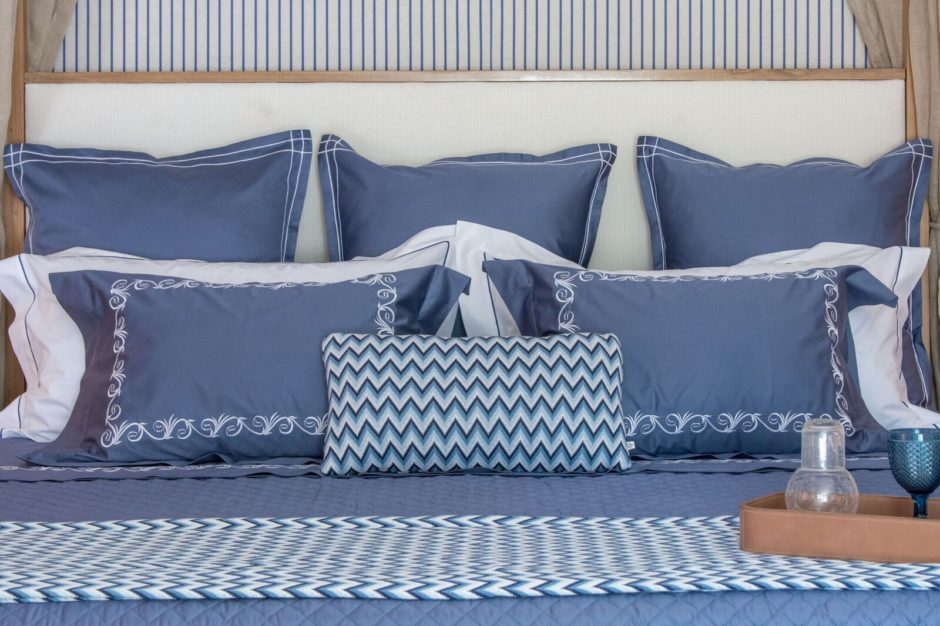 roupa de cama azul e branca da loja de enxoval valencien