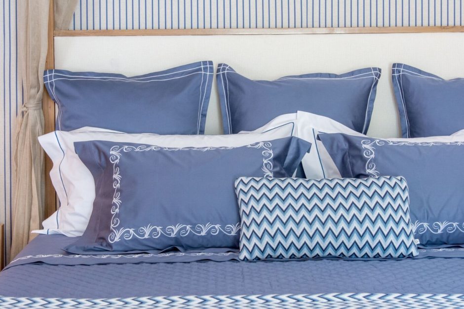 roupa de cama azul e branca da loja de enxoval valencien