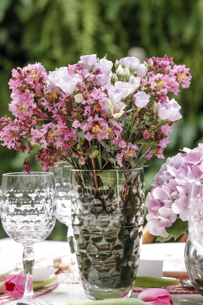 arranjo de flores delicado com flores em tons de rosa em vaso de cristal tania bulhões 