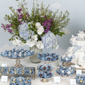 mesa de doces para batizado em azul e branco