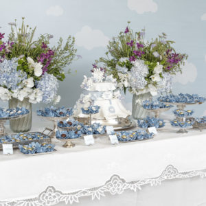 mesa de doces para batizado em azul e branco