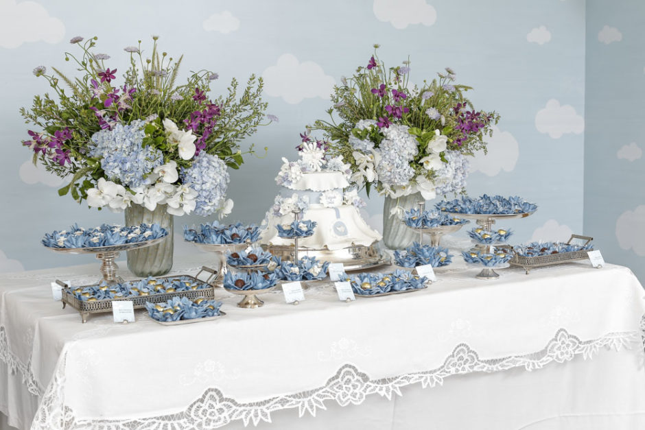 painel azul com nuvens