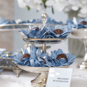 mesa de doces para batizado em azul e branco