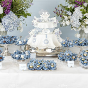 mesa de doces para batizado em azul e branco