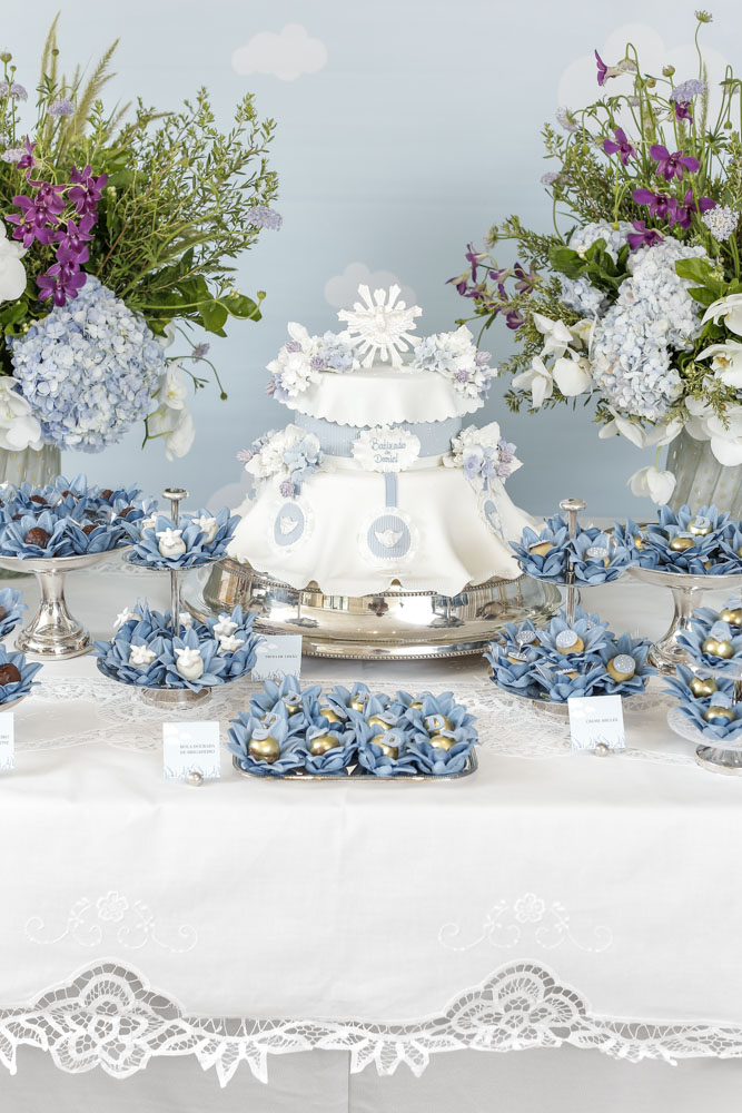 mesa de coces para batizado em azul e branco