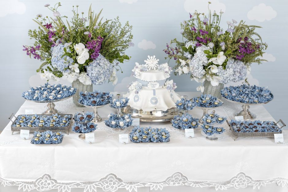 mesa de coces para batizado em azul e branco