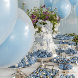decoracao mesa de doces para batizado em azul e branco