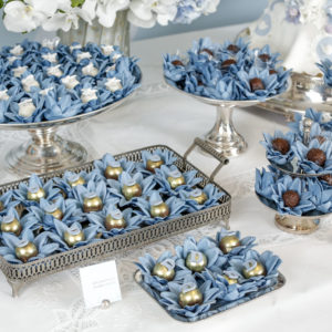 mesa de doces azul e branca