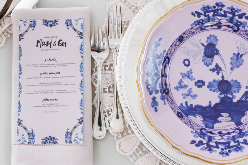 jantar de noivado em cores suaves e clima romântico