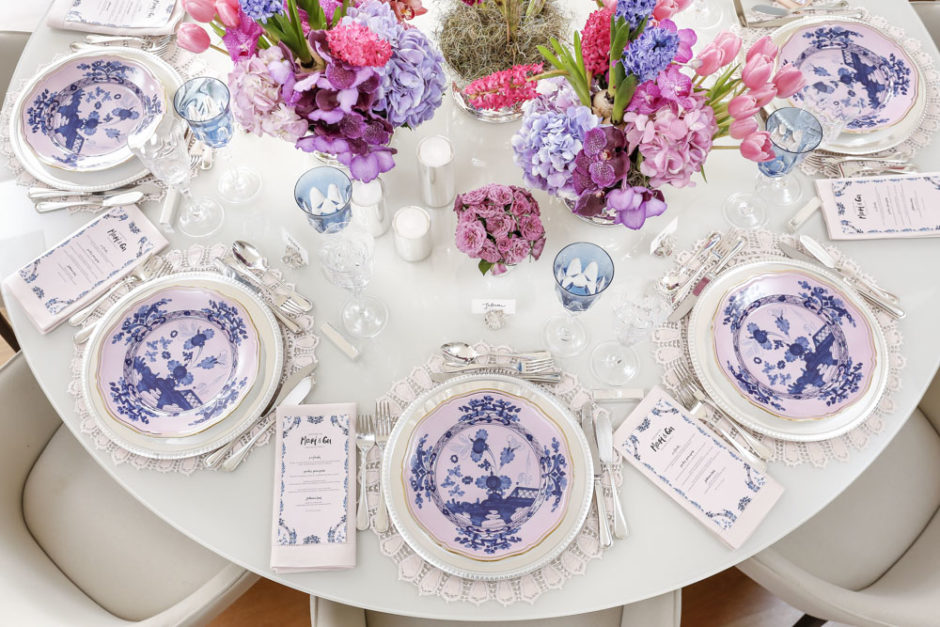 jantar de noivado em cores suaves e clima romântico