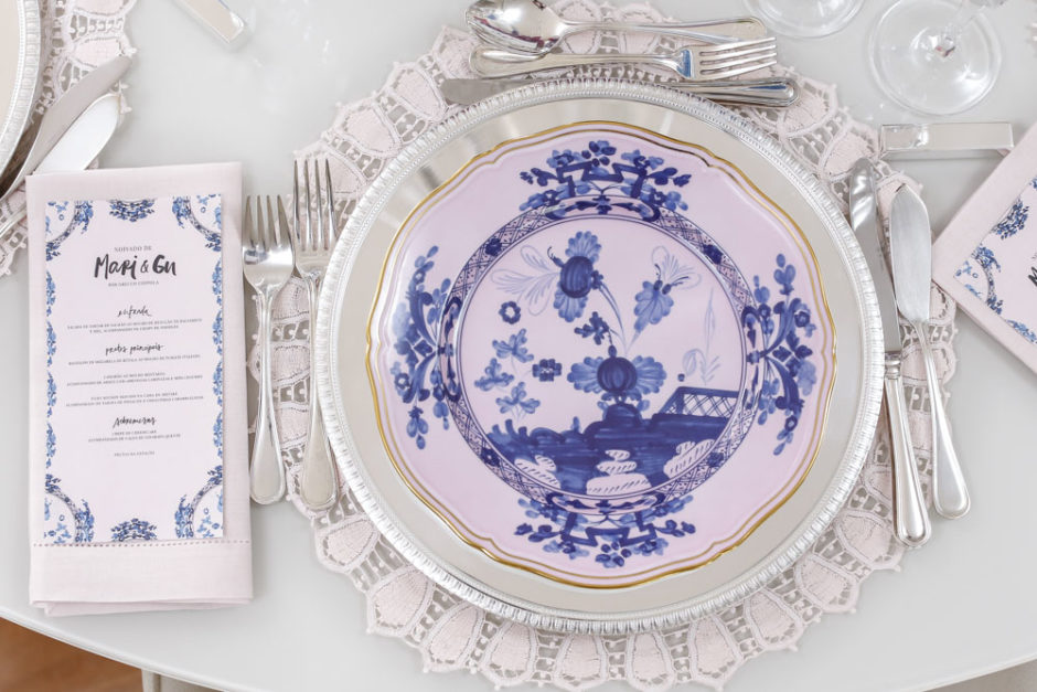 mesa de jantar com louça theodora home