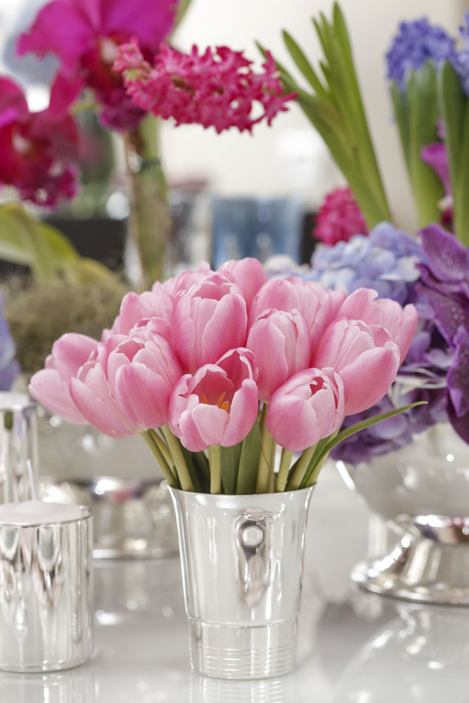 tulipas rosas em vaso de prata 