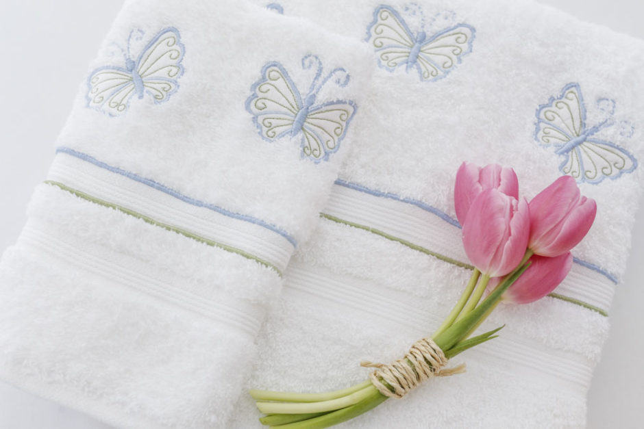 toalha com bordado de borboleta 