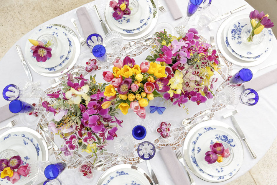 mesa de dia das mães em tons de azul e rosa 