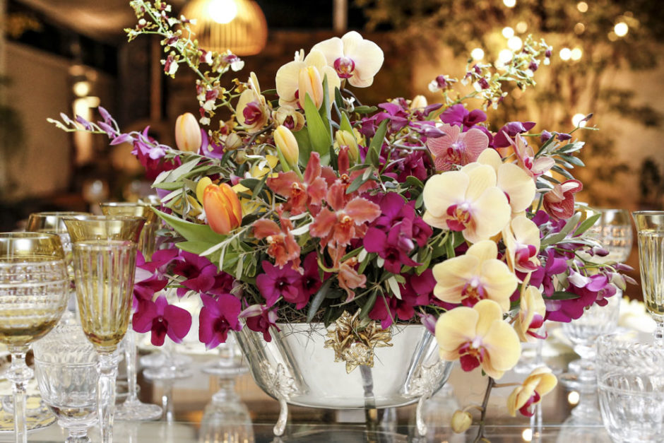 arranjo floral em vaso de prata 