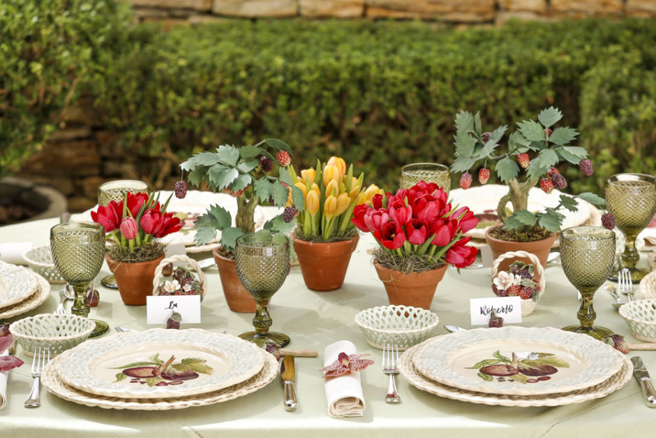 mesa colorida no jardim com louça berreis vestindo a mesa 