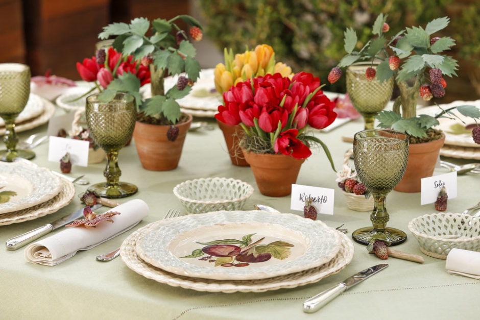mesa com vasos de barro