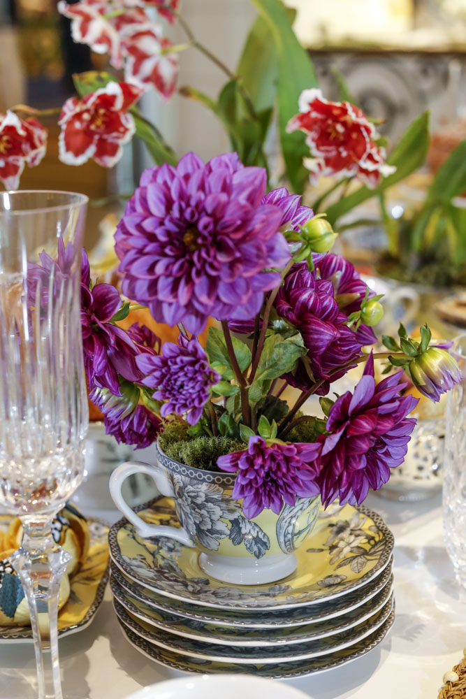 dalias roxas em mesa decorada para o chá da tarde 
