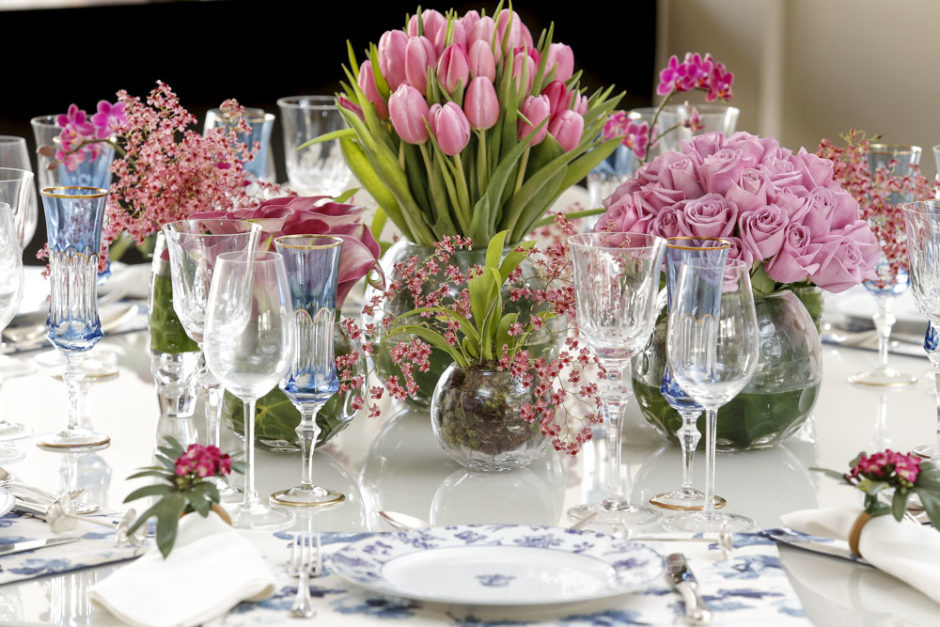 mesa posta de jantar com tons de azul e rosa