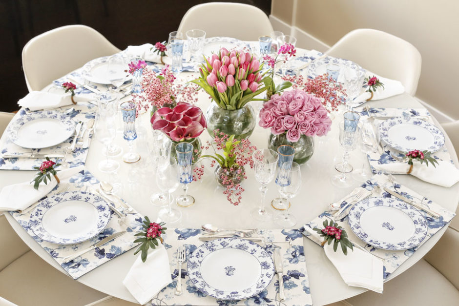 mesa posta de jantar com tons de azul e rosa