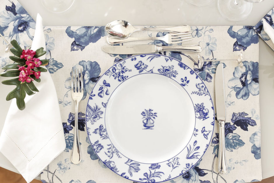 mesa com jogo americano estampado azul e branco