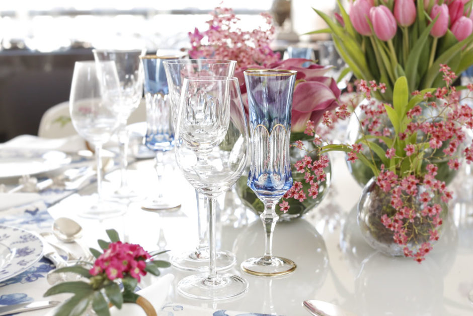 taças de cristal em mesa posta