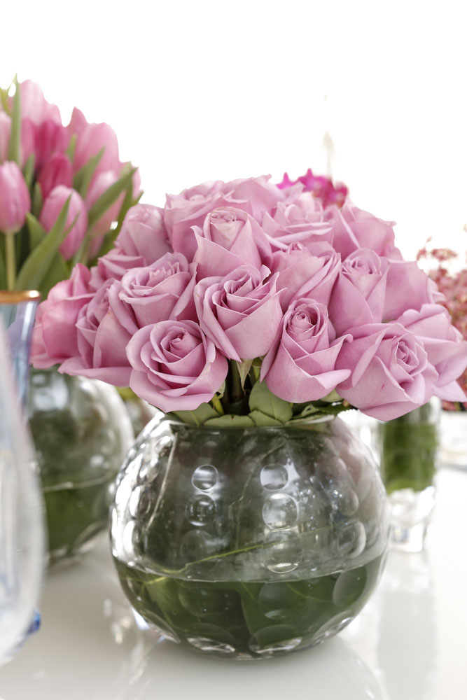 arranjo com mini rosas em vaso de cristal Tania Bulhões 