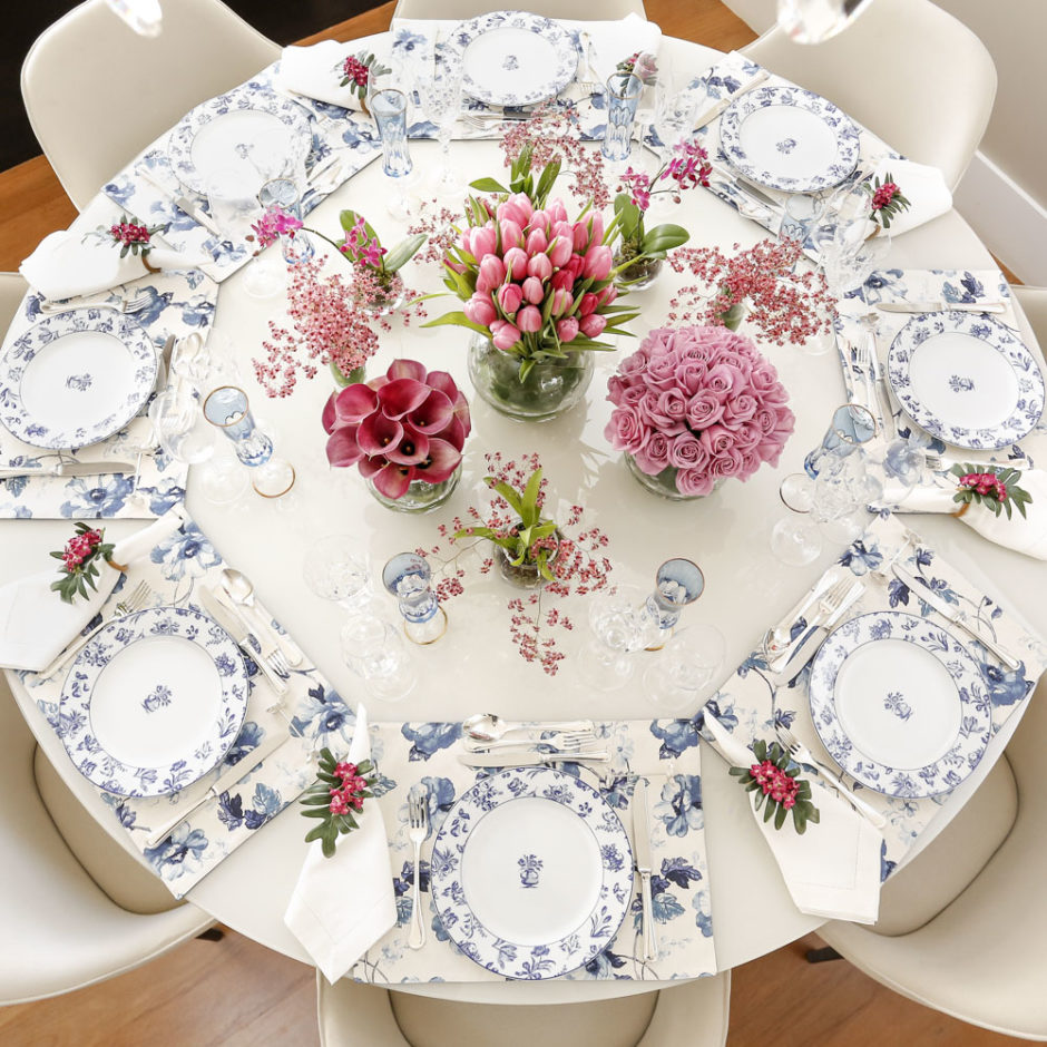 mesa com jogo americano estampado azul e branco