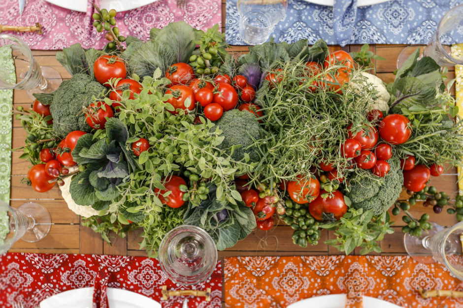 arranjo com legumes e verduras em mesa posta 