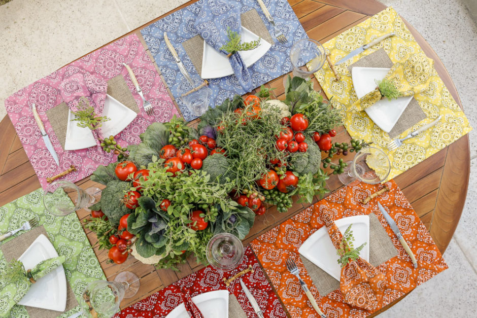 mesa com jogos americanos coloridos 