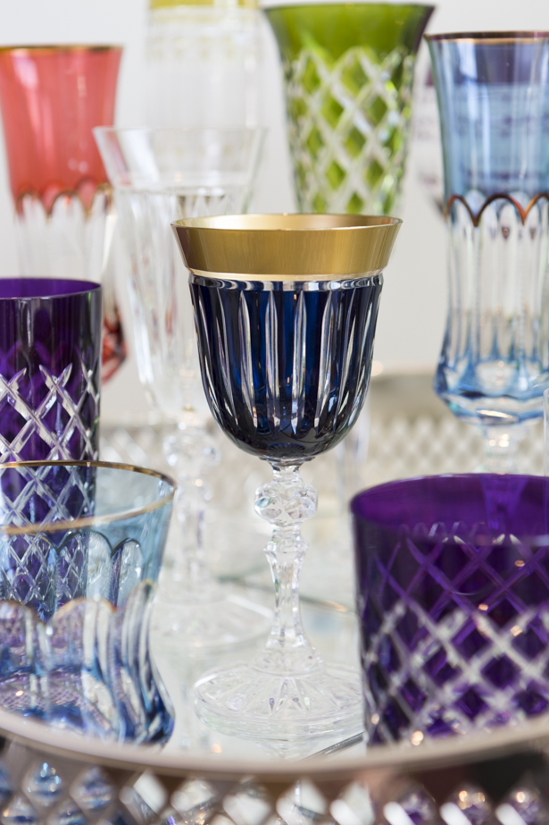 taça de vinho azul com dourado 