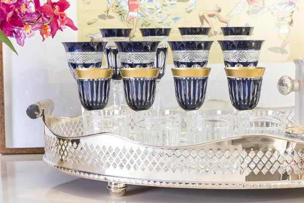 taças e copos de cristal azul-marinho e dourado