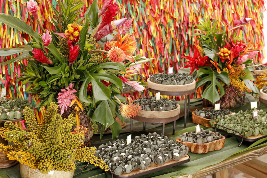 mesa de doces colorida com o tema bahia chá bar