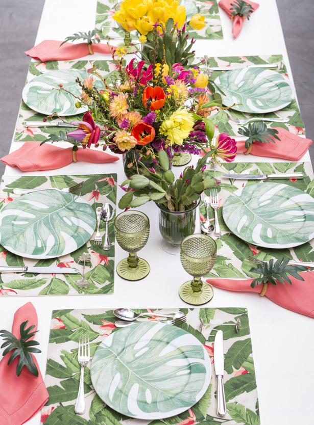 mesa posta com cores tropicais 