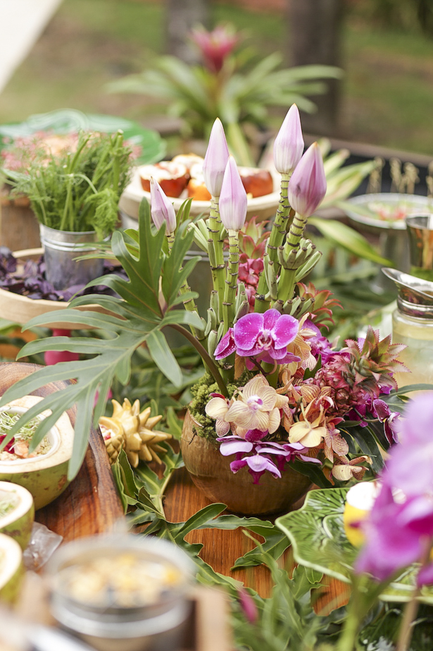 arranjo tropical com flor de bananeira