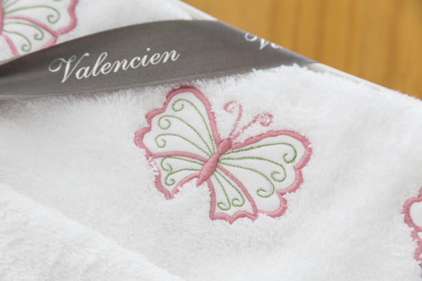 toalhas bordadas com borboletas azuis e rosas valencien