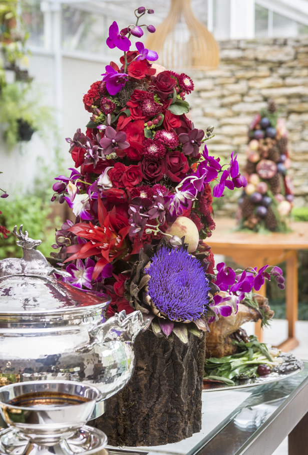 topiarias com flores e frutas em tronco de madeira para o Natal